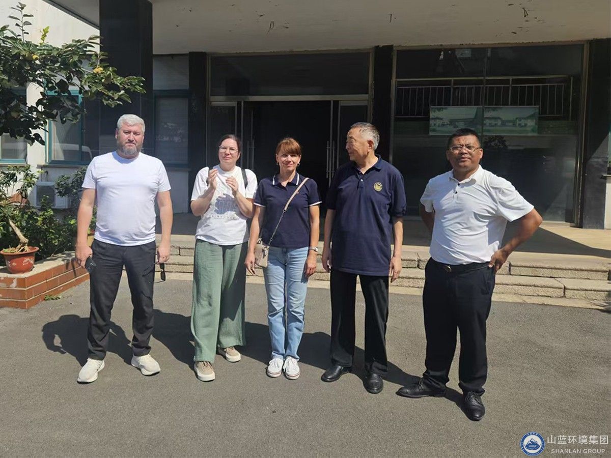 俄罗斯与公司领导在山蓝生产基地合影.jpg